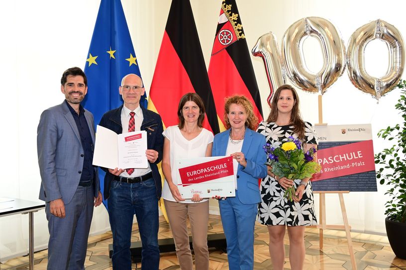 Personen v.l.n.r.: Bildungsminister Sven Teuber, Schulleiter Andreas Schreiner, Studiendirektorin Anne Cartier, Staatssekretärin Heike Raab, Studienrätin Franziska Kiefer.