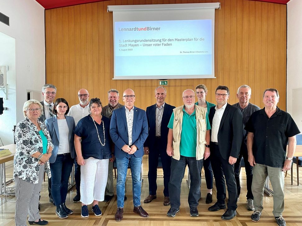 Die Mitglieder der Lenkungsrunde zusammen mit dem Vorsitzenden Oberbürgermeister Dirk Meid.