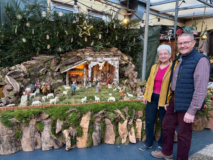 Karl-Heinz und Elke Bömer präsentieren ihre liebevoll gestaltete Krippenwelt – ein Highlight der Adventszeit in Alf.