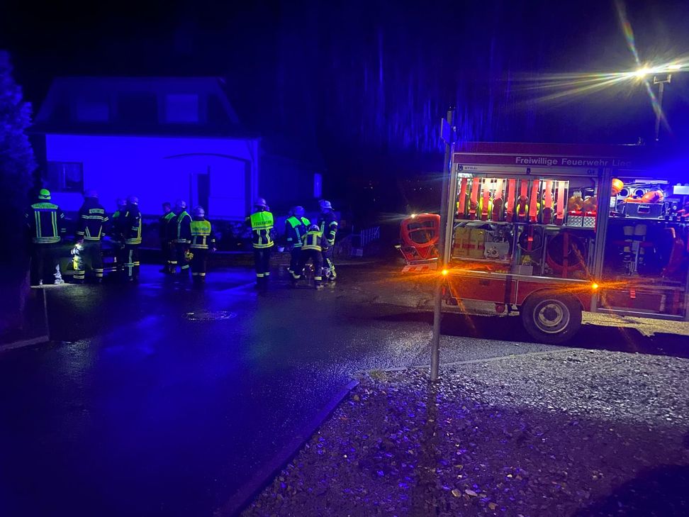 Über 60 Einsatzkräfte waren in Lieg am Abend im Einsatz. Ein Brand gab es nicht. Jetzt wird gegen die Frau ermittelt, die den Notruf auslöste.
