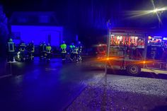 Über 60 Einsatzkräfte waren in Lieg am Abend im Einsatz. Ein Brand gab es nicht. Jetzt wird gegen die  Frau ermittelt, die den Notruf auslöste.