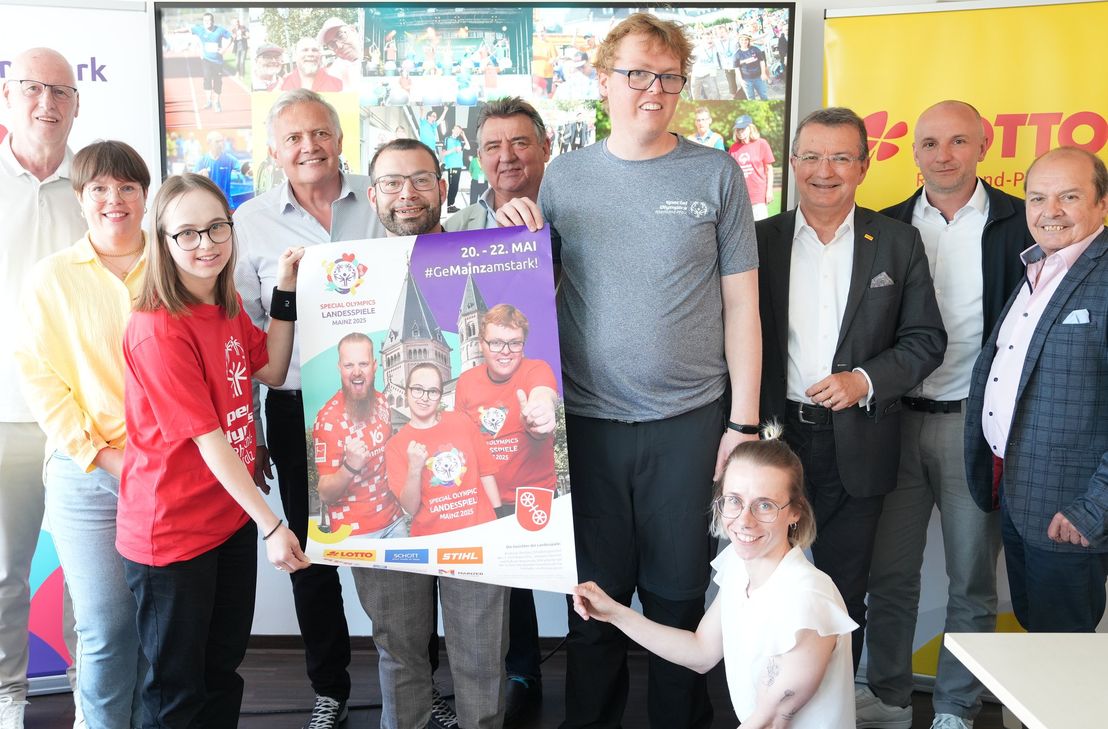 Freuen sich auf die Landesspiele in Mainz und präsentierten das offizielle Veranstaltungsplakat: (V.l.) Frank Post (Präsidiumsmitglied SO RLP), Carina Heil (in.betrieb gGmbH), Johanna Stenner (Botschafterin der Landesspiele & Mitarbeiterin in.betrieb gGmbH), Burkhard Schappert (Präsident SO RLP), Francisco Americo-Galante (Athletensprecher SORLP), Günter Beck (Bürgermeister der Stadt Mainz), Fabian Warsinsky (Botschafter der Landesspiele & Mitarbeiter in.betrieb gGmbH), Melanie Brumm (Geschäftsführerin SO RLP), Jürgen Häfner (Lotto RLP GmbH), Till Pleuger (TSV SCHOTT Mainz) und Klaus Kuhn (Präsident Sportbund Rheinhessen).