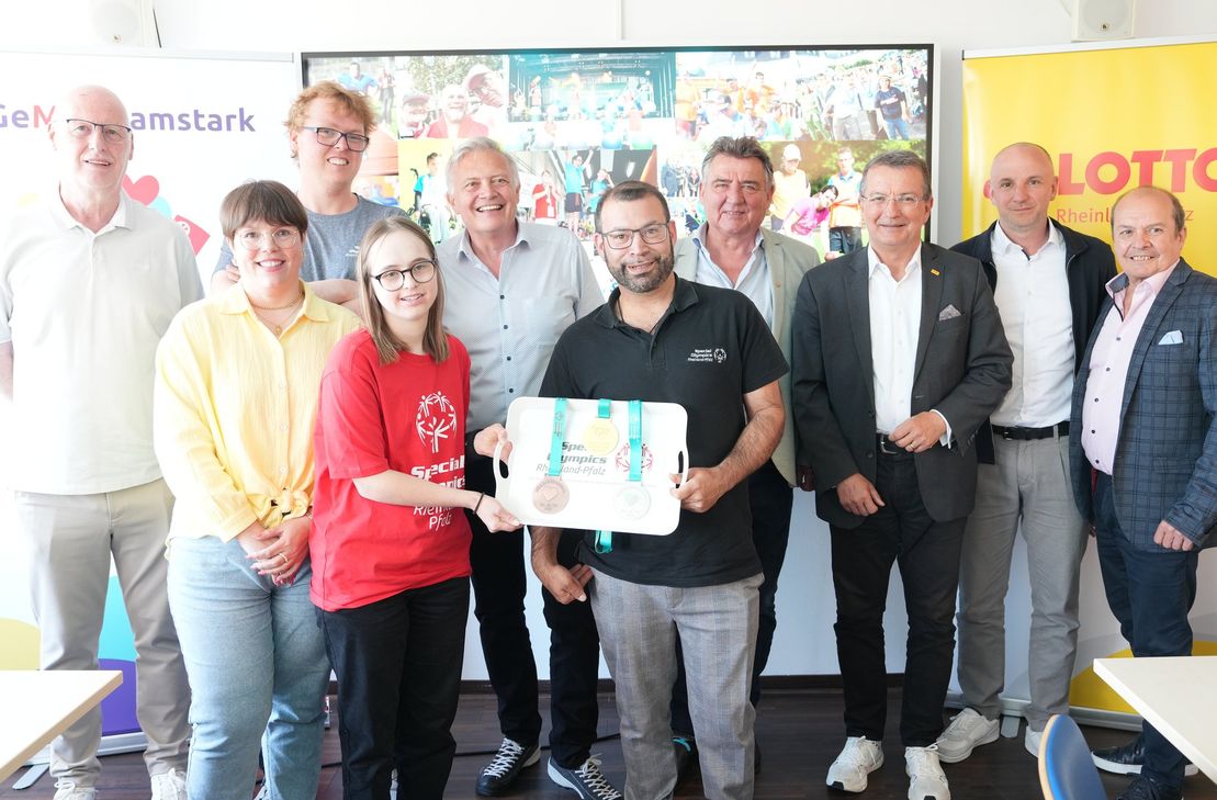 Medaillen der Special Olympics Landesspiele 2025: (V.l.) Frank Post (Präsidiumsmitglied SO RLP), Carina Heil (in.betrieb gGmbH), Johanna Stenner (Botschafterin der Landesspiele & Mitarbeiterin in.betrieb gGmbH), Burkhard Schappert (Präsident SO RLP), Francisco Americo-Galante (Athletensprecher SORLP), Günter Beck (Bürgermeister der Stadt Mainz), Fabian Warsinsky (Botschafter der Landesspiele & Mitarbeiter in.betrieb gGmbH), Till Pleuger (TSV SCHOTT Mainz) und Klaus Kuhn (Präsident)