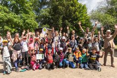 Freude und Jubel nach der Siegerehrung: Die Klasse 3a der Grundschule Buchholz hat den ersten Platz bei den diesjährigen Waldjugendspielen in Buchenaus erreicht.