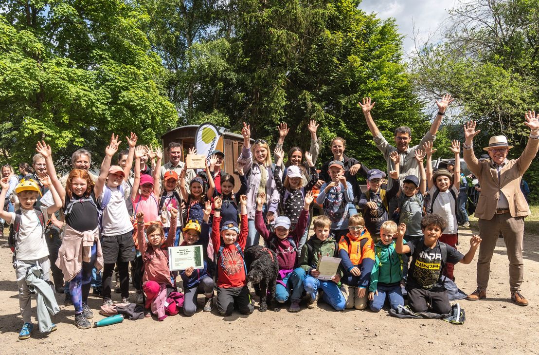 Freude und Jubel nach der Siegerehrung: Die Klasse 3a der Grundschule Buchholz hat den ersten Platz bei den diesjährigen Waldjugendspielen in Buchenaus erreicht.