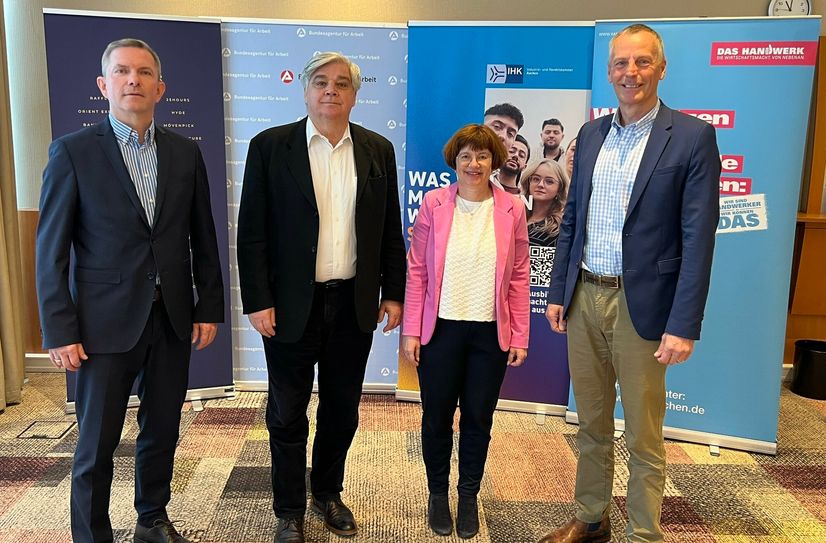 Olaf Schneider, Hoteldirektor des Novotels Aachen City, Ulrich Käser, Vorsitzender der Geschäftsführung der Agentur für Arbeit Aachen-Düren, Waltraud Gräfen, Referatsleiterin (Berufsstart) der Industrie- und Handelskammer Aachen und Georg Stoffels, Hauptgeschäftsführer der Handwerkskammer Aachen bei der gemeinsamen Halbjahrespressekonferenz zum Ausbildungsmarkt.