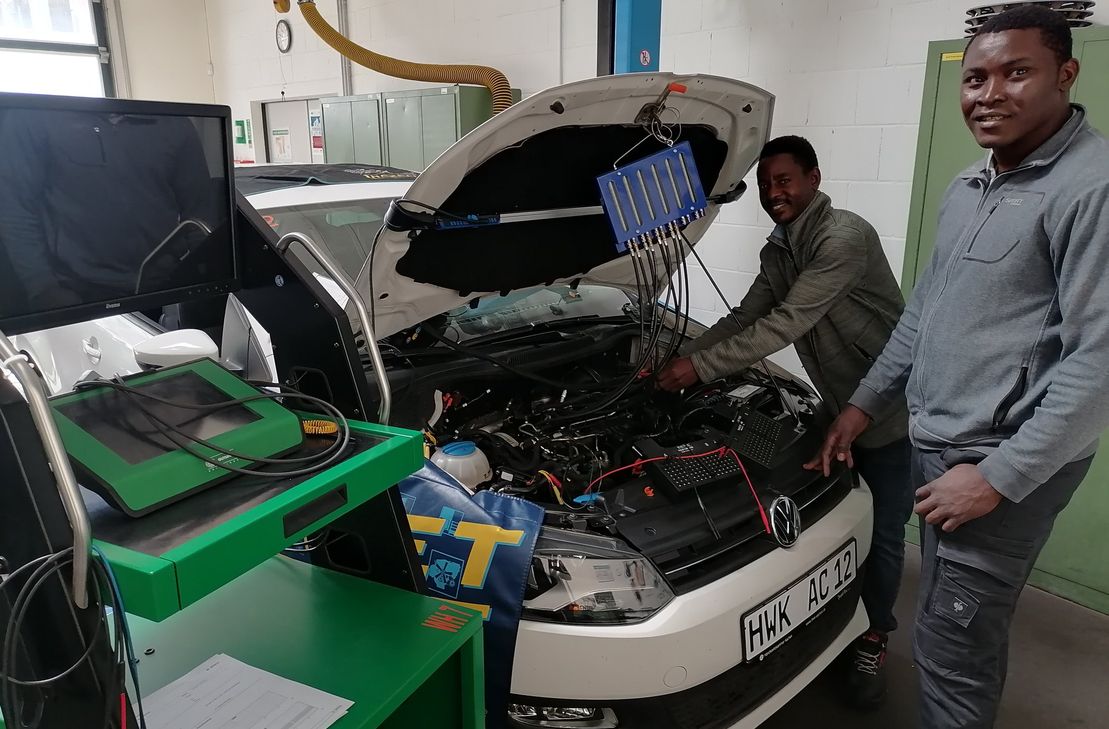 Der Geistliche Father Jean Baptiste und Bruder Theo Calls handwerklicher Nachfolger Hiladius Michael Kituli, lernen an der Handwerkskammer Aachen die Grundzüge für wirtschaftliches Handwerken kennen.