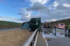 26 Tonnen Erde landeten auf der Fahrbahn. Die Ursachenforschung dauert an.