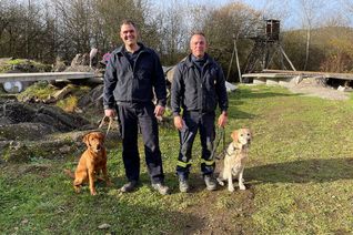 Max Lauer (links) mit Akino und Dieter Leitzgen mit Jamie auf dem Übungsgelände in Zewen.