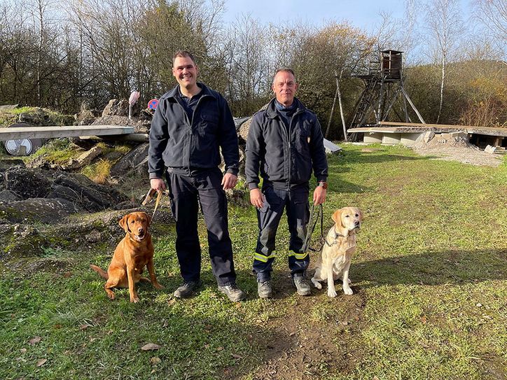 Max Lauer (links) mit Akino und Dieter Leitzgen mit Jamie auf dem Übungsgelände in Zewen.