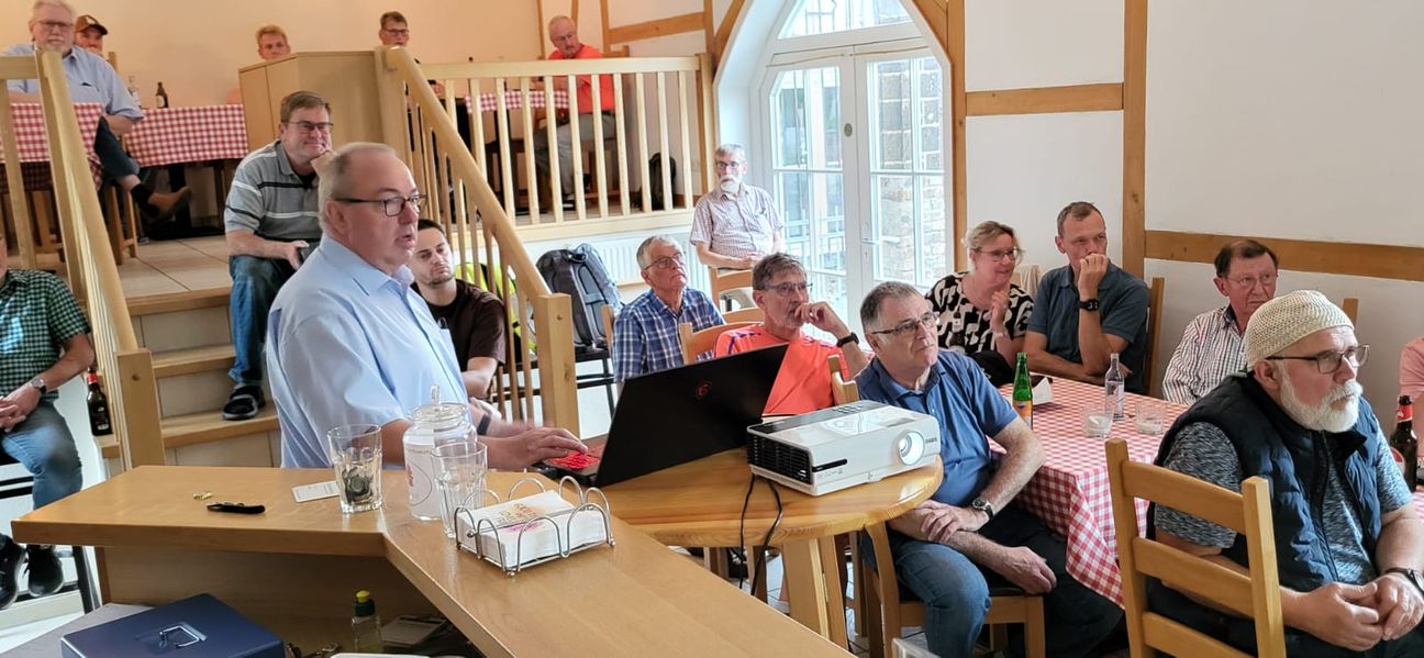 Dietmar Knerr erläuterte die Planungen für den elektrischen Betrieb der Ahrttalbahn.