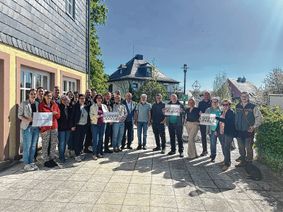 Erbeskopf 2026+ diskutiert: Die Teilnehmer des Projektes vor der Touristinfo in Thalfang