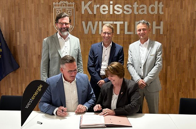 Bei der Unterzeichnung des Stromkonzessionsvertrags: Michael Arens (Westenergie), Elfriede Meurer (Erste Beigeordnete der Stadt Wittlich), dahinter Christian Nathem (Westenergie), Jürgen Stoffel (Westnetz) und Marco Felten (Westenergie)