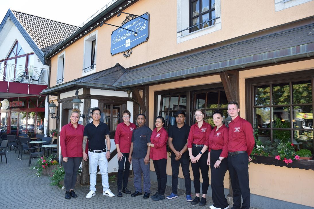 Das Team um den langjährigen Küchenchef und neuen Inhaber von »Schröders Eck« freut sich auf die Gäste - ab Samstag locken Oktoberfest-Tage in die frisch renovierten Räume.