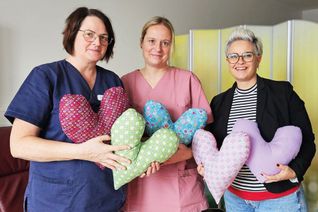 Die Gesundheits- und Krankenpflegerinnen Heidi Märker und Manuela Kasper freuen sich mit ihrer Kollegin Sandra Schneider über die herzliche Spende der Evangelischen Kirchengemeinde Kastellaun (v.l.)