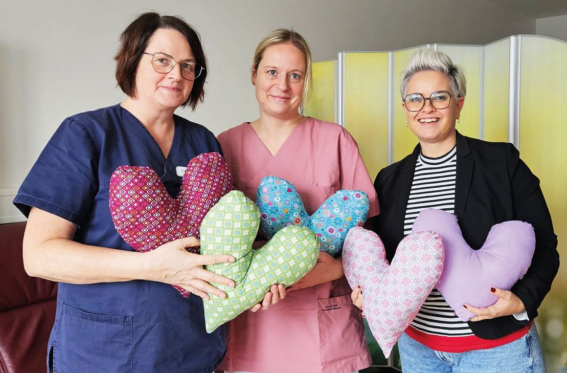 Die Gesundheits- und Krankenpflegerinnen Heidi Märker und Manuela Kasper freuen sich mit ihrer Kollegin Sandra Schneider über die herzliche Spende der Evangelischen Kirchengemeinde Kastellaun (v.l.)