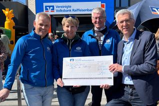 Die Vor-Tour der Hoffnung freute sich über den großzügigen Spendenscheck der VVR-Bank.
