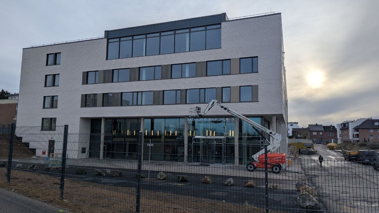 Vor einigen Tagen wurde das "Rathaus"-Schild über dem Eingang angebracht.