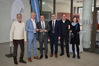 Mit der symbolischen Schlüsselübergabe ist ein Großprojekt abgeschlossen: Bürgermeister Sacha Reichelt hat das neue Rathaus vergangene Woche offiziell vom Generalunternehmer Depenbrock übernommen – früher als geplant und im Kostenrahmen. Damit beginnt zugleich ein neues Kapitel für Verwaltung und Stadtentwicklung in der City Süd.