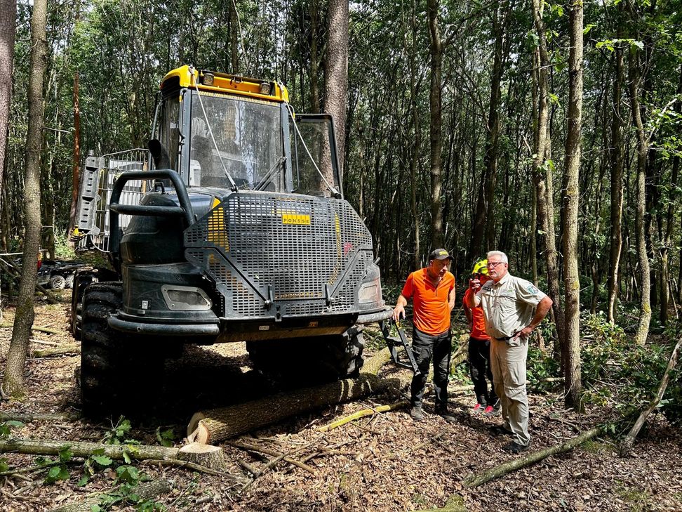 Nationalparkleiter Michael Lammertz bei der weiteren Einsatzplanung des Fire-Fighters im Gespräch mit den Fahrern.