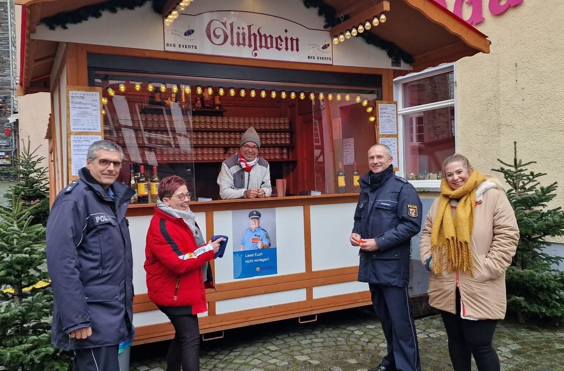 Polizei vor Ort: Eine Präventionsstreife informierte über die Gefahren des Callcenter-Betrugs.