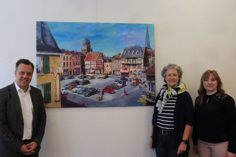 Doris Virnich (2.v.re.) machte der Stadt Euskirchen mit einem Bild ein ganz besonderes Geschenk.