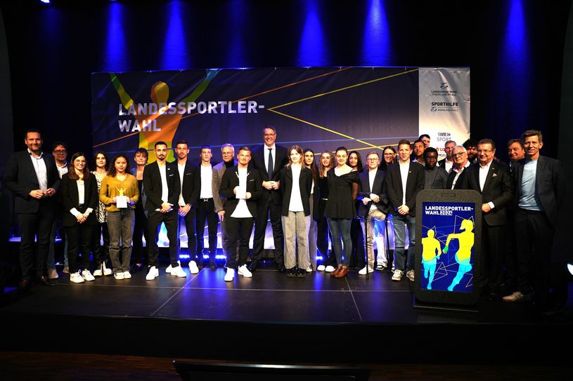 Abschlussfoto mit allen Sportlern und Funktionären