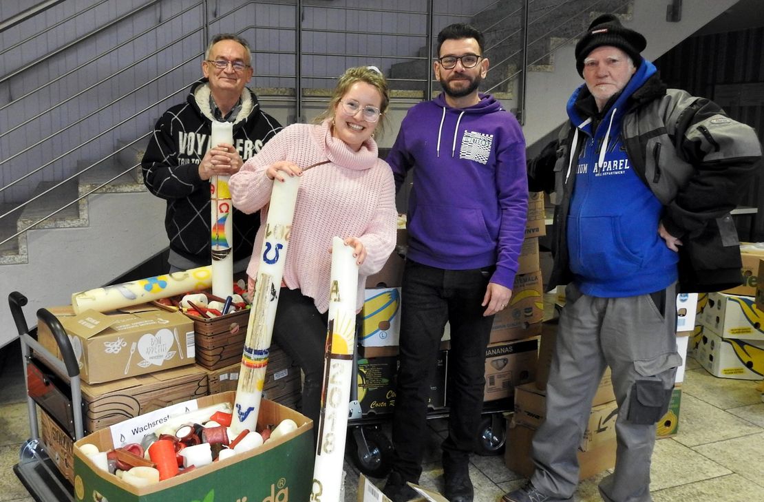 Kerzenreste sammeln für die Menschen in der Ukraine (v. l.): Ralf Link, Pfarrerin Annalena Prott, Saeid Johansouz und Johann Becker freuen sich über die bereits erzielte reiche Ausbeute der Sammelaktion von Kerzenwachs für die Ukraine.