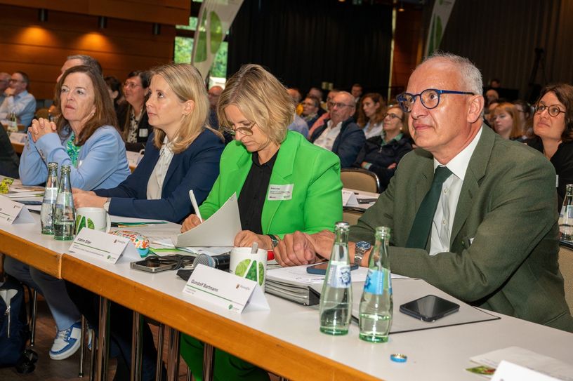v.l.n.r.: Bürgermeisterin Elvira Garbes, Bundesbauministerin Verena Hubertz, Klimaschutzministerin Katrin Eder, Forstamtsleiter Gundolf Bartmann