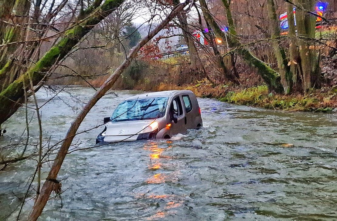 Erst überholt, dann im Bach gelandet: Der 48-jährige Unfallfahrer kam mit dem Schrecken und Unterkühlungen davon.