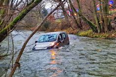 Erst überholt, dann im Bach gelandet: Der 48-jährige Unfallfahrer kam mit dem Schrecken und Unterkühlungen davon.