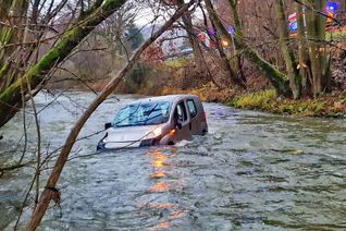 Erst überholt, dann im Bach gelandet: Der 48-jährige Unfallfahrer kam mit dem Schrecken und Unterkühlungen davon.