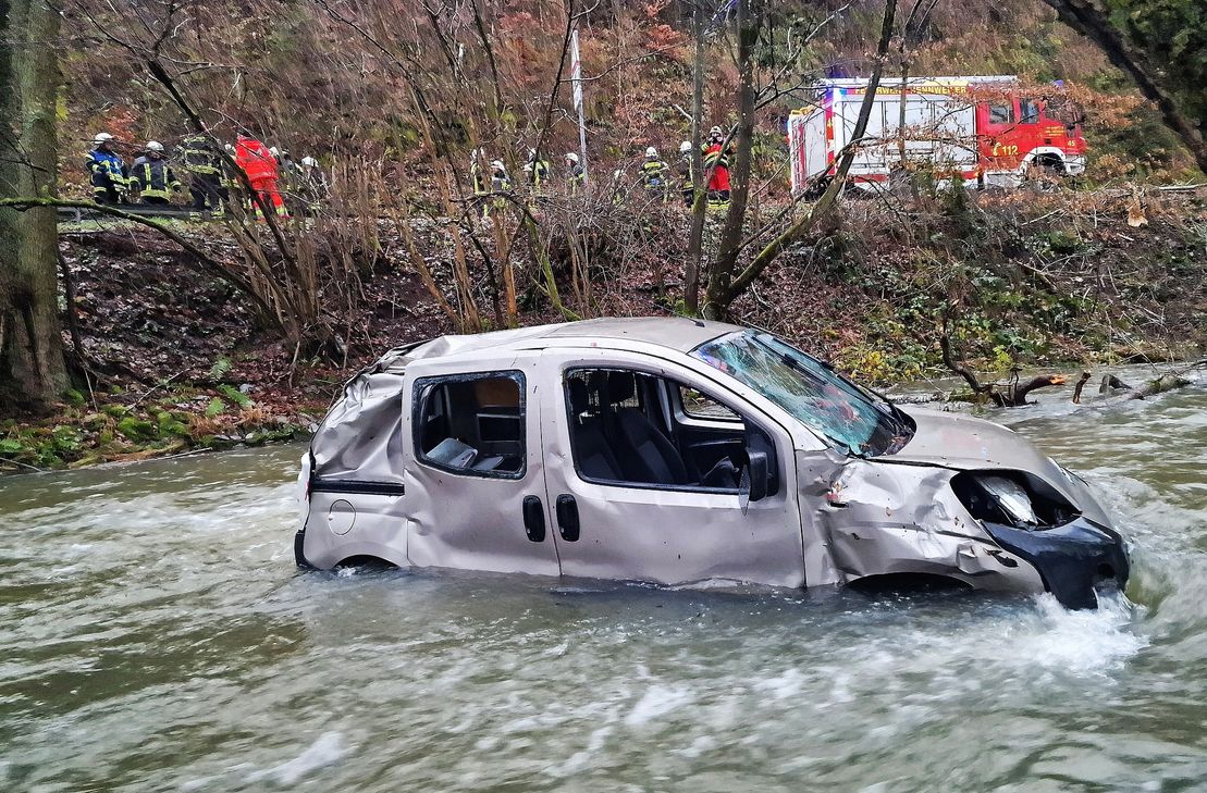 Erst überholt, dann im Bach gelandet: Der 48-jährige Unfallfahrer kam mit dem Schrecken und Unterkühlungen davon.
