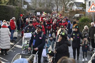 Viele hundert Jecken feierten mit, als sich der legendäre Kommerner Kinderzug wieder durch die Straßen und Gassen schlängelte.