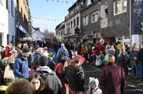 Schon bevor der Zug da war, füllte sich der Ortskern von Kommern mit bunt kostümierten Jecken allen Alters.