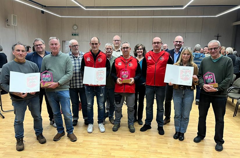 Die Preisträger aus Förderern der Rotter Kreuzweganlage, JFV Roetgen-Rott und VIelharmonischem Chor freuen sich über den Heimatpreis 2025.