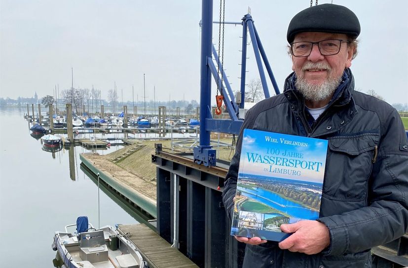 Harald Höth mit dem Buch »100 Jahre Wassersport in Limburg« im Hafen des Segelvereins »Maas en Roer« in Roermond, der erste (Gründung 1909) und größte Wassersportverein in Limburg. Dort sind 50 Prozent der Mitglieder Deutsche - daher war es dem Roetgener wichtig, das Buch zu übersetzen.