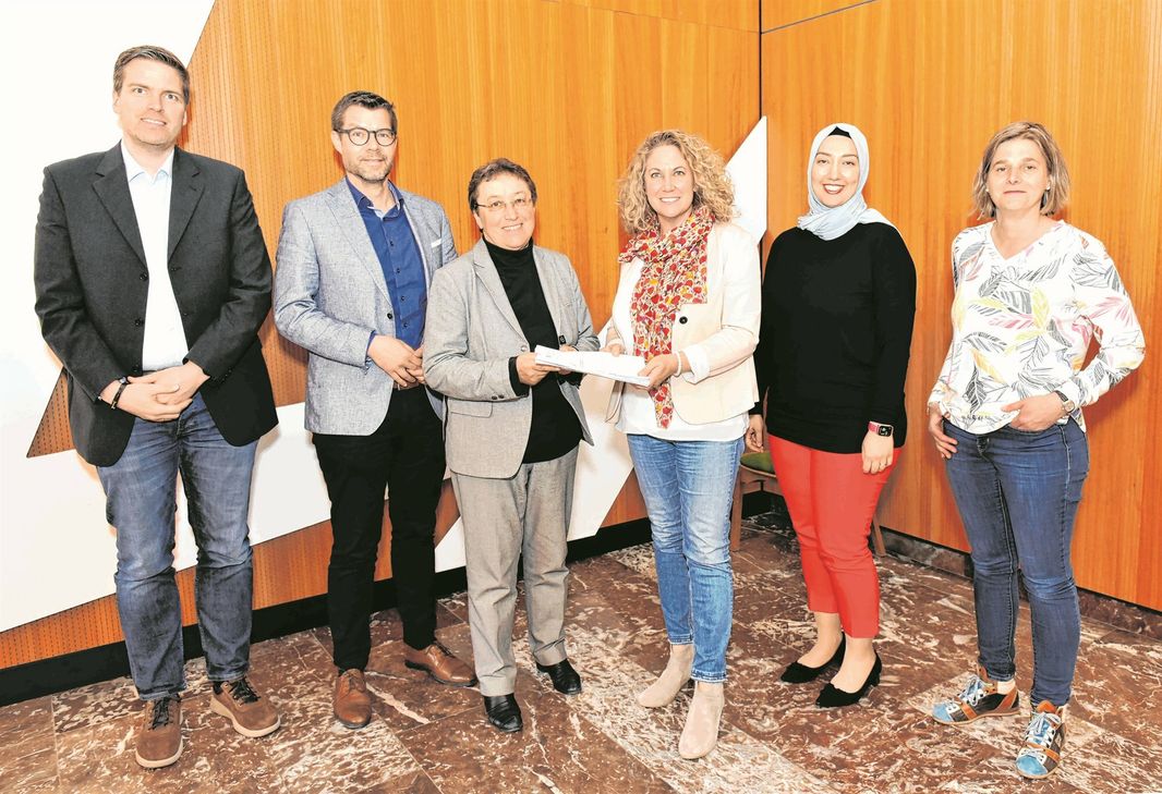 Prof. Dr. Gabi Troeger-Weiß (3. v. l.), Dr. Sebastian Winter (l.) und Dipl.-Ing. Makbule Engelhardt (2. v. r.) überreichen ein Exemplar des von ihnen erstellen Kreisentwicklungs- und Strategiekonzeptes an Landrätin Bettina Dickes (3. v. r.) und den Beigeordneten Oliver Kohl (2. v. l.) und Andrea Silvestri (r).