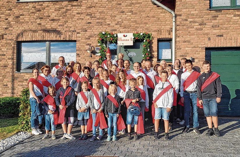 Ein stattliches Gefolge begleitete Daniel Breuer im vergangenen jahr als Eicherscheider Hahnenkönig. Auf der Kirmes wird am Sonntag sein Nachfolger gesucht.