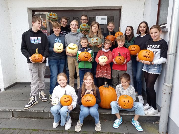 Prümer Messdiener schnitzen Kürbisse