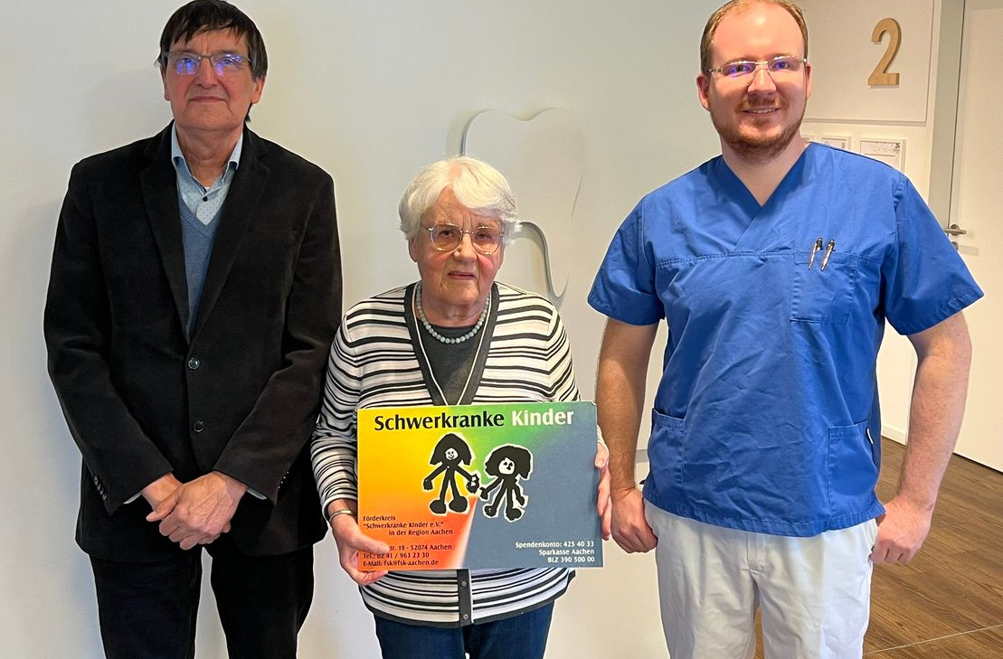 Zahnarzt Patrick Koch (v.r.) mit Praxis in Simmerath hat Zahngold seiner Patienten gesammelt und den Erlös an den Förderkreis schwerkranke Kinder e.V., vertreten durch Elke Henche und Martin Meinhold, gespendet.
