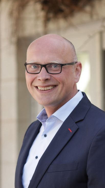 Sebastian Glatzel (SPD) ist Bürgermeisterkandidat in Bad Münstereifel. Alter: 44 Jahre; Beruf: Jurist; Familienstand: ledig, eine Tochter; Wohnort: Iversheim;
Homepage:
https://sebastian-glatzel.de