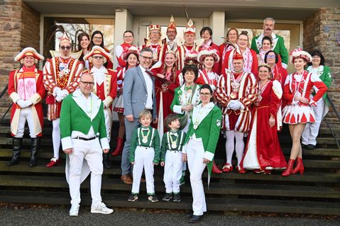 Tollitäten, Vorstände, kleine und große Jecken schmückten das Rathaus in Zingsheim mit Wappen und in Vereinsfarben. Jugendprinzessin Celina schnitt Norbert Crump mit sichtlichem Vergnügen die Krawatte ab.
