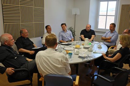 Bischof Ackermann m Gespräch mit kommunalen Vertretern.