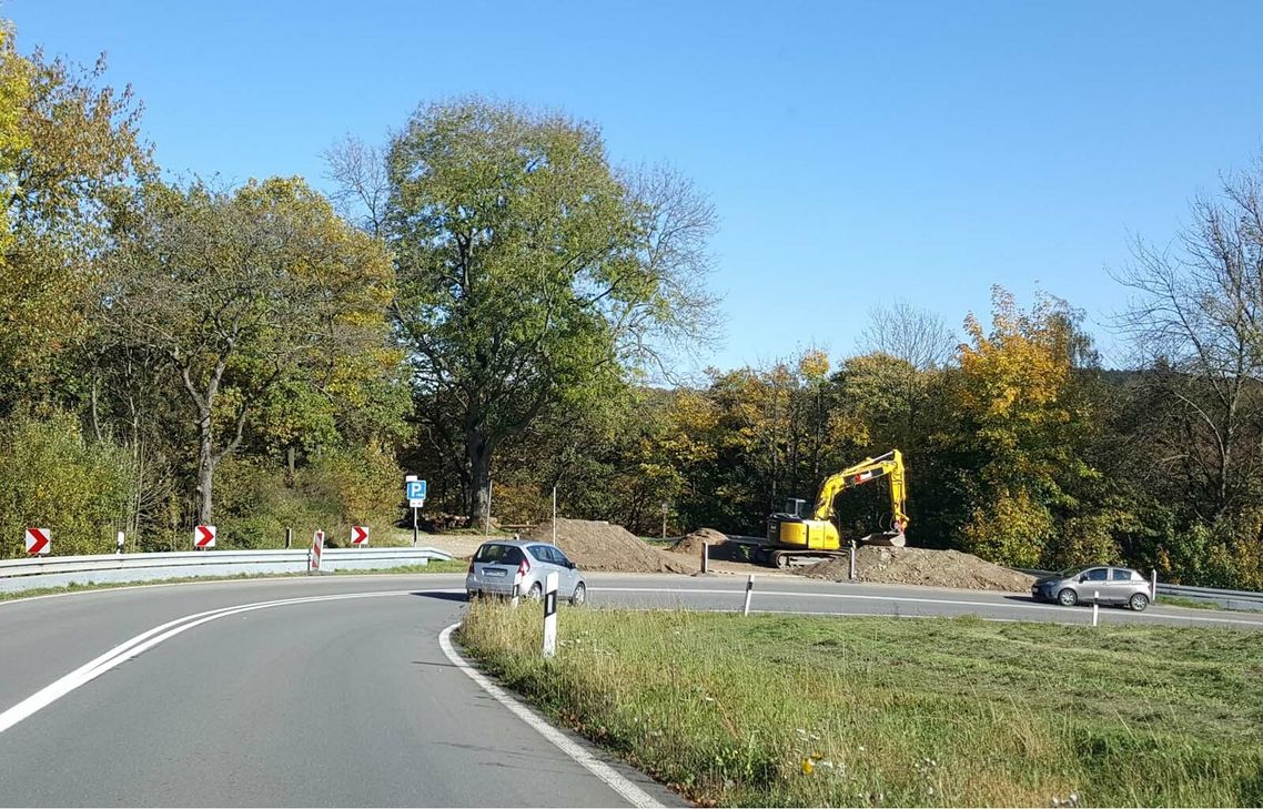 Mit der Umgestaltung und »Verschotterung« des Platzes an der Bundesstraße 266 soll den Motorradfahrern die dortige »Aufenthaltsqualität« genommen werden.  Foto: Hoffmann