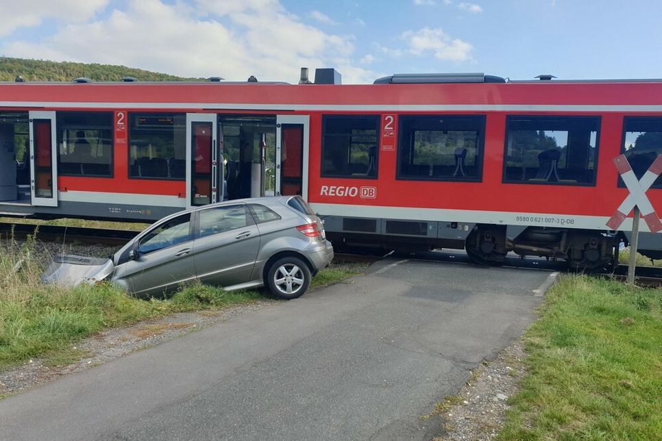 Das Auto wurde am Bahnübergang von der Regionalbahn erfasst. Foto: Polizei