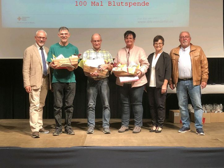 4 Personen wurden für 100 Blutspenden geehrt. Fotos: T. Förster