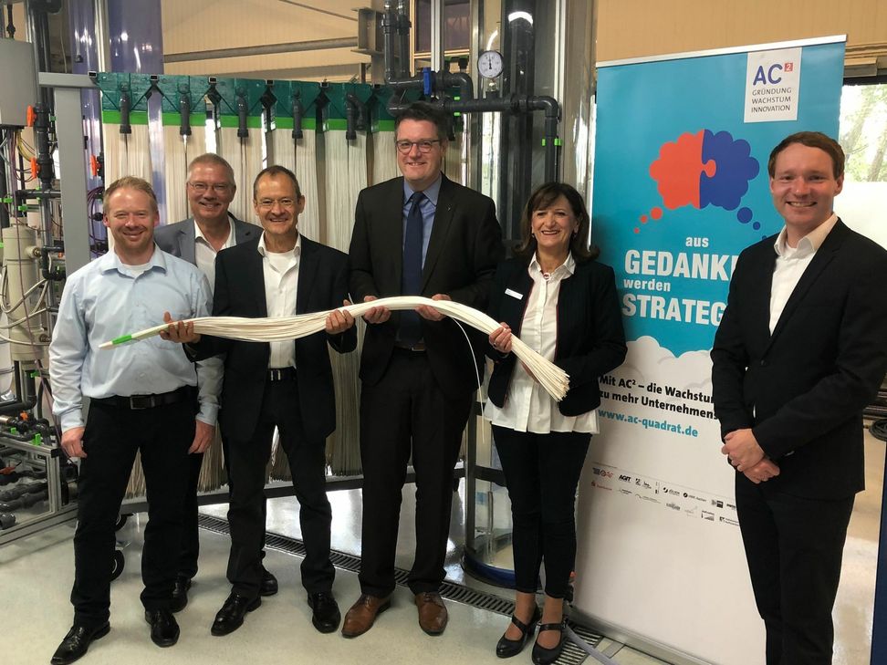 Am Entwicklungsstandort der membion GmbH in Imgenbroich waren Vertreter der GründerRegion Aachen zu Gast, um die nächste Runde des Wettbewerbs von »AC Quadrat« zu starten. Dirk Volmering (l.) und Dr. Klaus Vossenkaul (3.v.l.) nutzten die Gelegenheit, um den Gästen um Städteregionsrat Dr. Tim Grüttemeier (4.v.l.) ihre Membranfilter zur Abwasseraufbereitung zu präsentieren. Foto: T. Förster