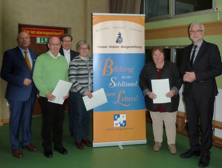 Die Lese-Lern-Paten wurden bei der Veranstaltung geehrt: (v.l.n.r.) Hartmut Schwiering, Wilhelm Follmann, Thomas Kürwitz, Uta Klein, Monika Breinig und Dr. Karl-Heinz Frieden. Foto: FF