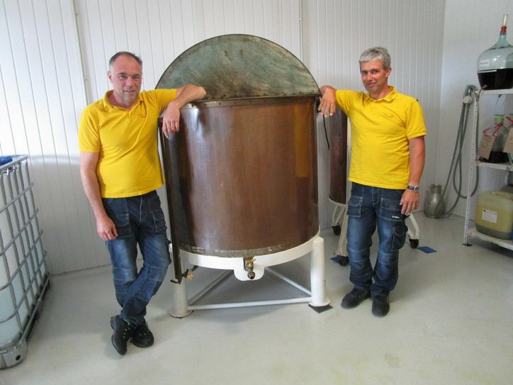 Burkhard Spang und Ralf Beaujean stellen die Eifel-Spirituose »Els« noch selber her. Die Eifelspezialitäten von »Ewig & Selt« giibt es seit vielen Jahrzehnten.